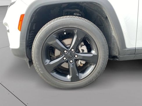 Used 2022 Jeep Grand Cherokee Altitude AWD/4WD image 12