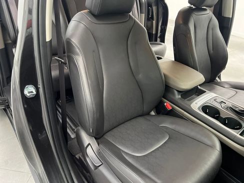 Used 2025 Kia Carnival FWD image 27