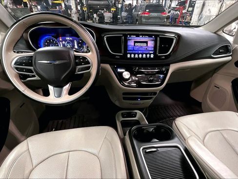 Used 2017 Chrysler Pacifica Limited image 15