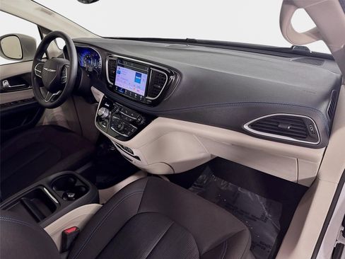 Used 2021 Chrysler Pacifica Touring FWD image 29