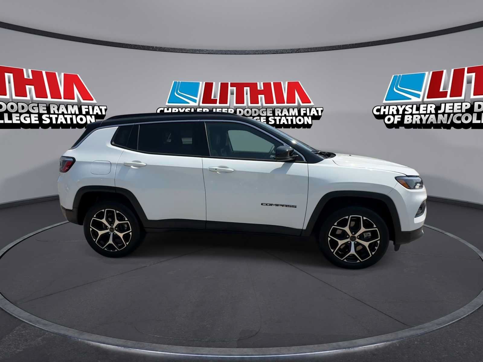 Used 2026 Jeep Compass Limited AWD/4WD image 9