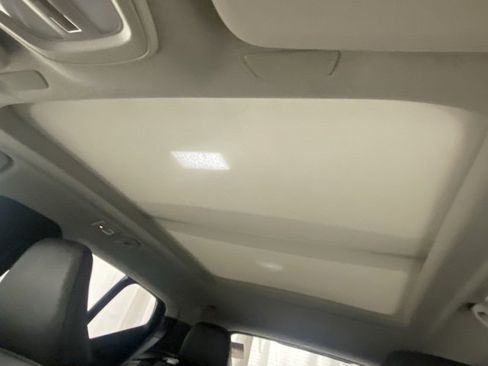 Used 2025 Volvo XC40 B5 Plus image 25