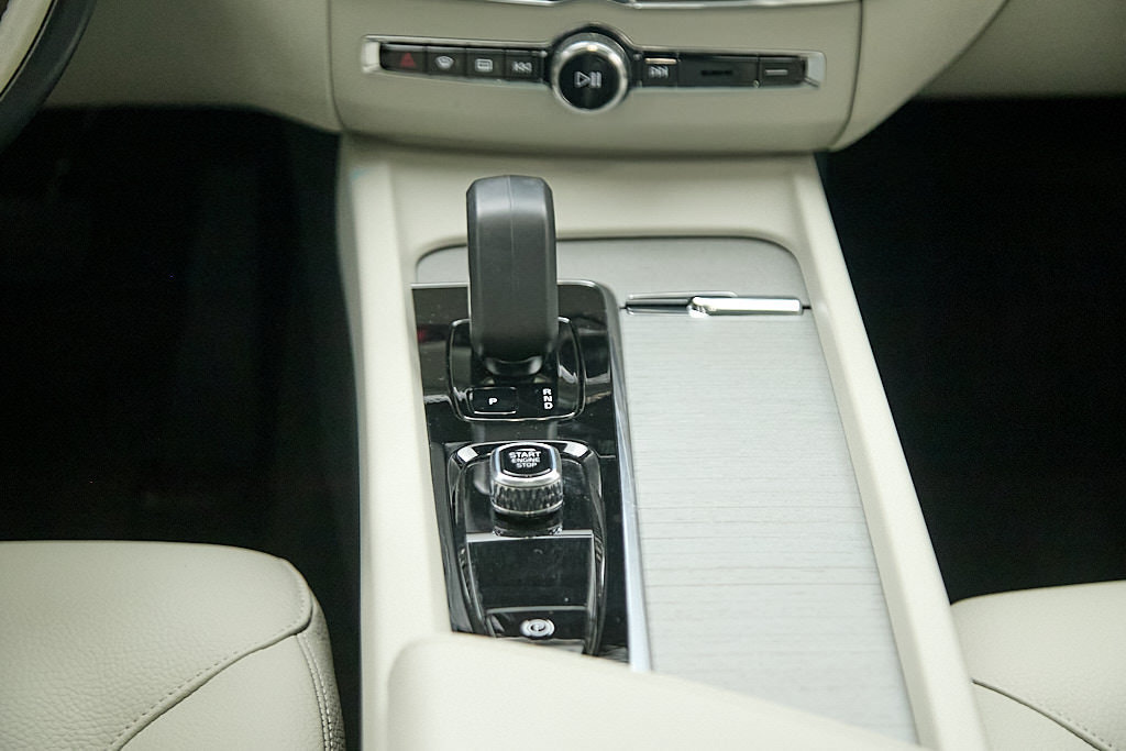 Certified 2025 Volvo XC60 T8 Plus w/ Protection Package Premier AWD/4WD image 30