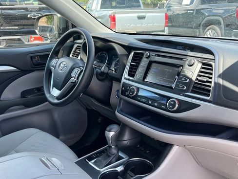 Used 2019 Toyota Highlander LE AWD/4WD image 18