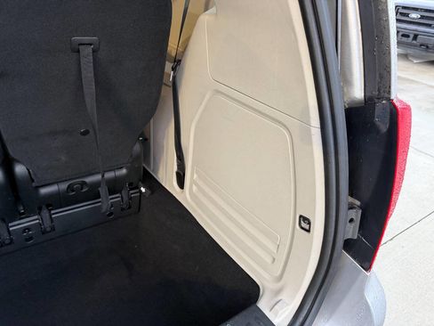 Used 2016 Dodge Grand Caravan SE image 27
