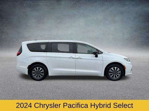 Used 2024 Chrysler Pacifica Limited FWD image 3