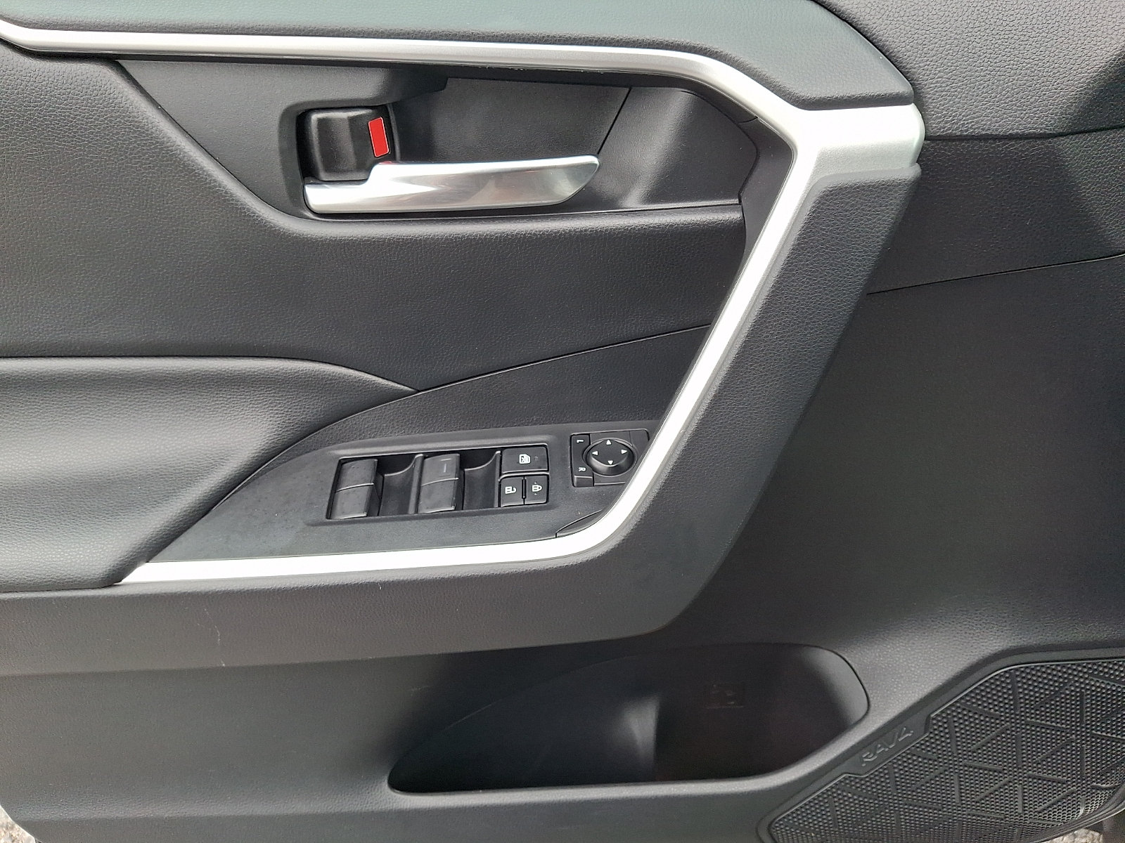 Used 2021 Toyota RAV4 XLE AWD/4WD image 12
