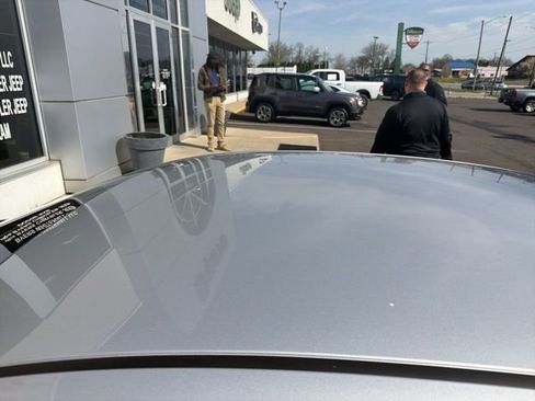 Used 2020 Nissan Versa SV image 3