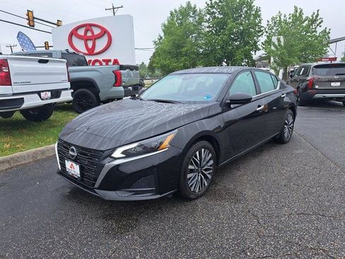 Used 2025 Nissan Altima 2.5 SV FWD image 2