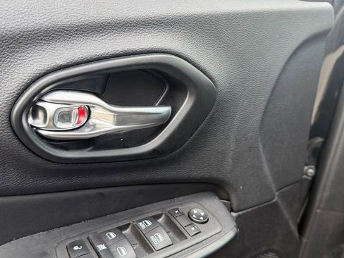 Used 2022 Jeep Cherokee Trailhawk image 11