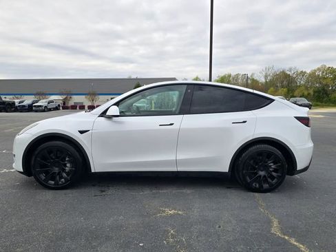 Used 2022 Tesla Model Y Long Range image 10