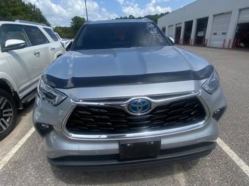 Certified 2024 Toyota Highlander Limited FWD image 20