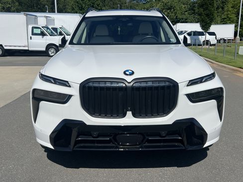 Used 2024 BMW X7 xDrive40i w/ M Sport Package AWD/4WD image 4