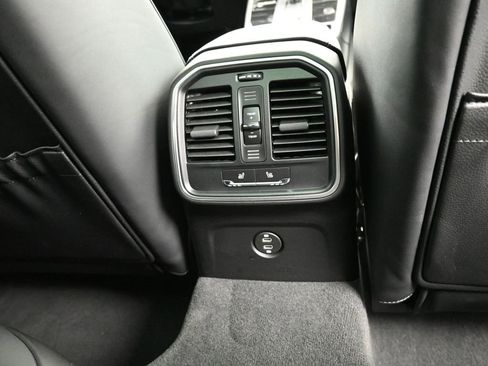 Used 2025 Porsche Macan image 28