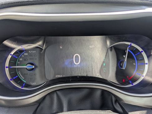 Used 2024 Chrysler Pacifica Limited FWD image 31