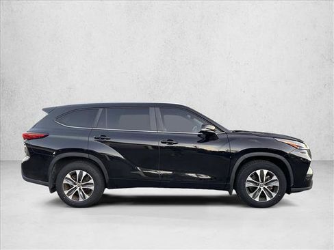 Used 2023 Toyota Highlander XLE image 4