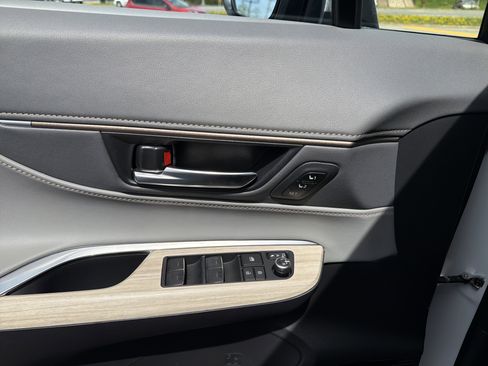 Used 2023 Toyota Venza Limited AWD/4WD image 14