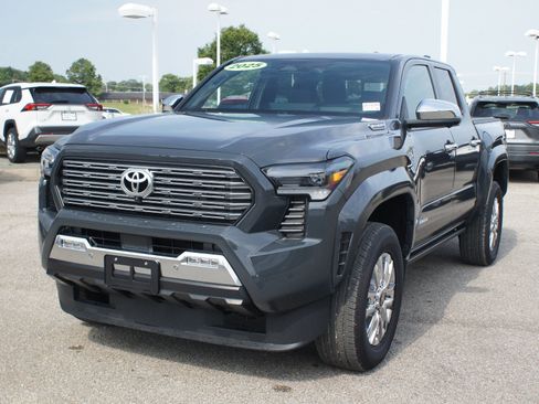 Used 2025 Toyota Tacoma Limited AWD/4WD image 2