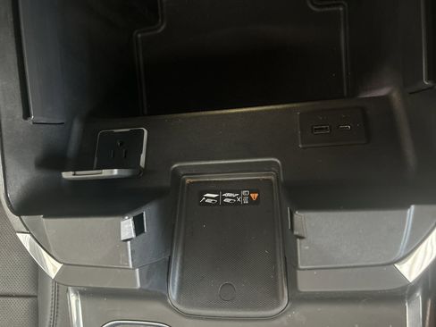 Used 2023 Chevrolet Silverado 1500 High Country w/ Technology Package image 34