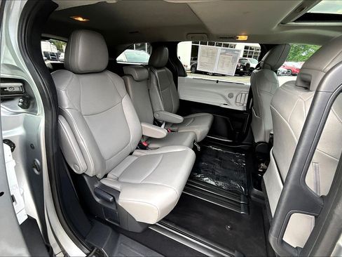 Used 2025 Toyota Sienna XLE FWD image 29