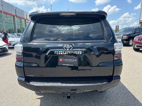 Used 2018 Toyota 4Runner SR5 AWD/4WD image 9