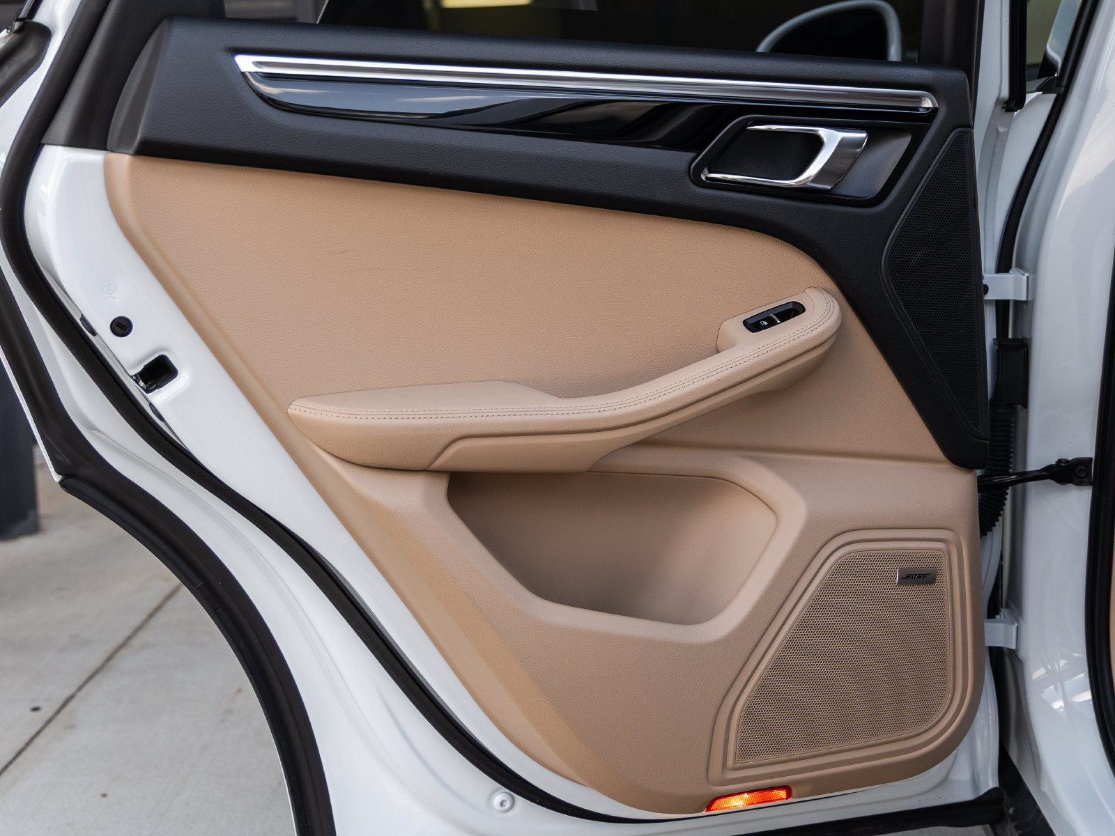 Certified 2024 Porsche Macan AWD/4WD image 35
