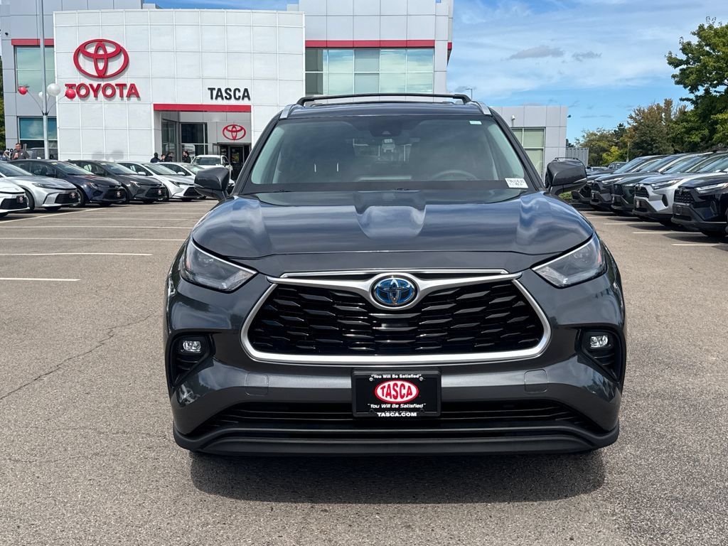 Used 2023 Toyota Highlander XLE AWD/4WD image 2