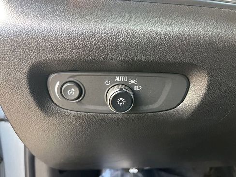 Used 2023 Chevrolet Traverse LT image 30