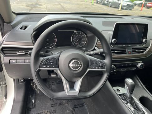 Used 2025 Nissan Altima 2.5 SV FWD image 28