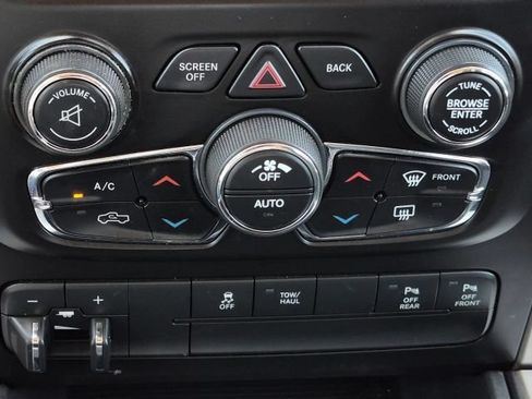 Used 2018 RAM 1500 SLT RWD image 24
