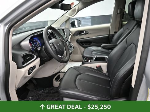 Used 2024 Chrysler Pacifica Touring-L FWD image 16
