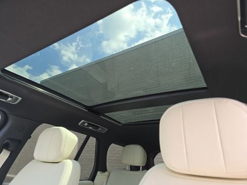 New 2025 Land Rover Range Rover SE AWD/4WD image 3