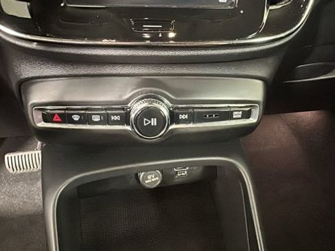 Used 2022 Volvo XC40 T5 Momentum AWD/4WD image 23