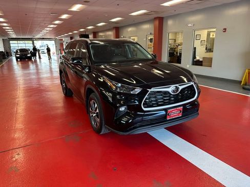 Certified 2024 Toyota Highlander XLE AWD/4WD image 2