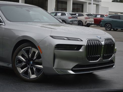 Certified 2023 BMW i7 xDrive60 AWD/4WD image 2