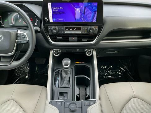 Used 2024 Toyota Grand Highlander XLE image 11