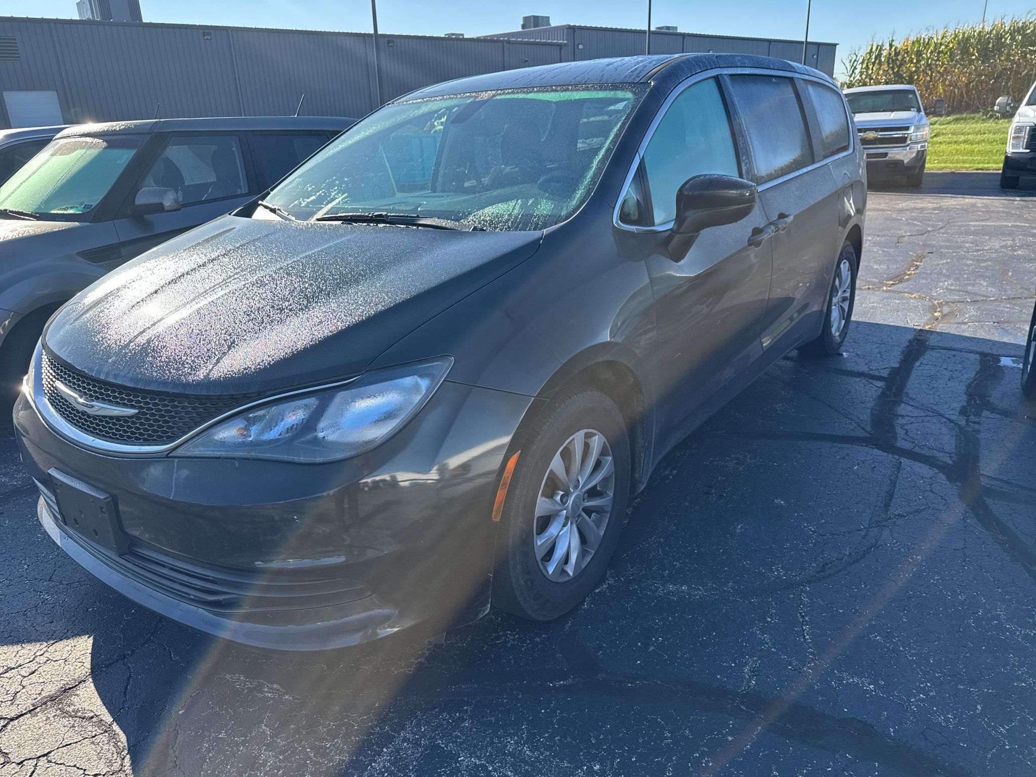 Used 2017 Chrysler Pacifica Touring w/ Tire & Wheel Group FWD image 4