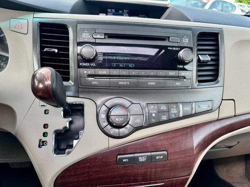 Used 2014 Toyota Sienna XLE FWD image 25