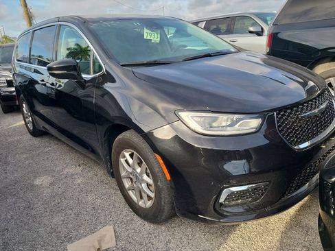 Used 2024 Chrysler Pacifica Touring-L FWD image 4