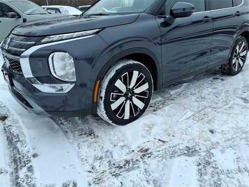 Used 2025 Mitsubishi Outlander SE image 4