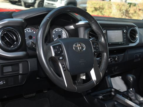 Used 2017 Toyota Tacoma TRD Sport image 8