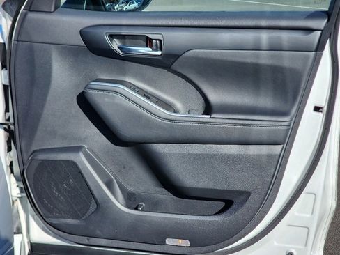 Used 2023 Toyota Highlander XLE image 10