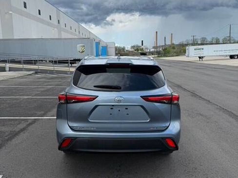 Used 2022 Toyota Highlander XLE AWD/4WD image 11