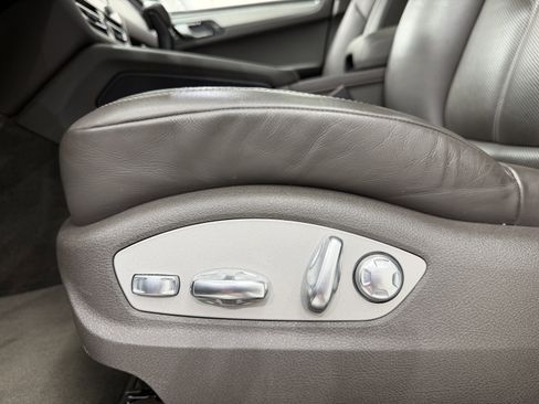 Certified 2023 Porsche Macan image 32