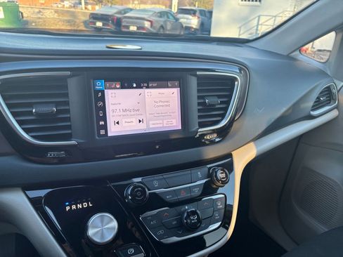 Used 2023 Chrysler Voyager LX image 33