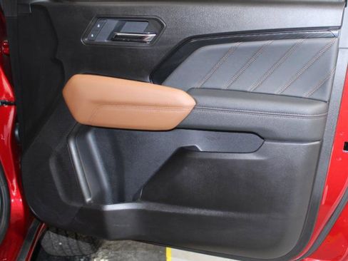 Used 2025 GMC Canyon AT4 image 30