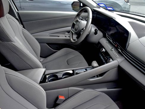 Used 2025 Hyundai Elantra SEL FWD image 8
