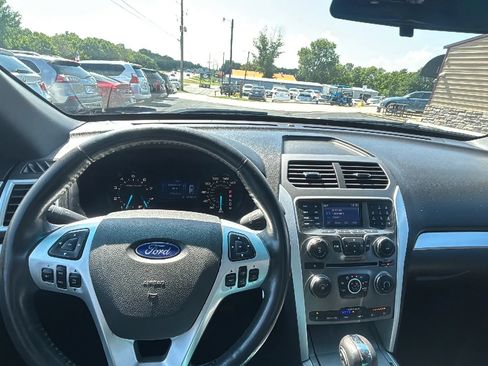 Used 2015 Ford Explorer XLT AWD/4WD image 14