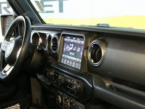 Used 2019 Jeep Wrangler Unlimited Sahara w/ Uconnect 4C Nav & Sound Group image 10