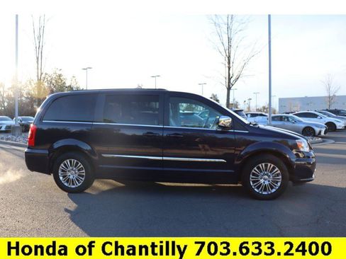 Used 2013 Chrysler Town & Country Touring-L image 8